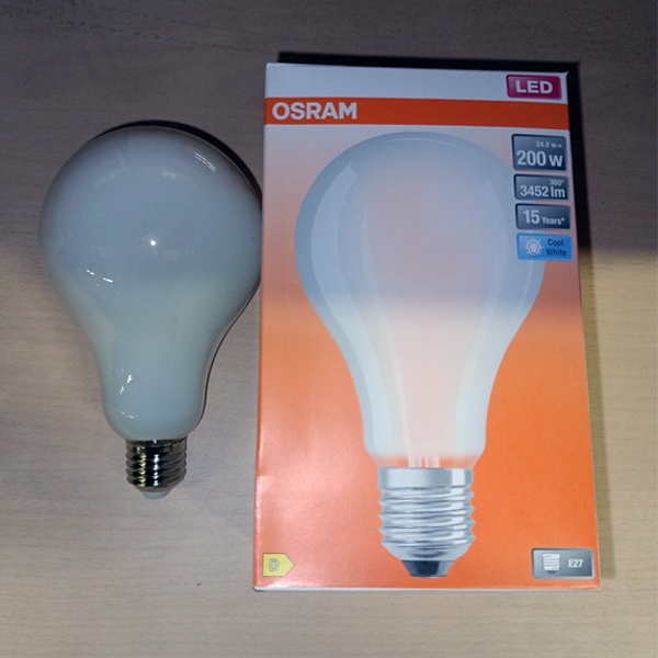 Филаментная лампочка формы груша с нитевидными светодиодами Осрам мощностью 24 Ватта, с цоколем E27, нейтрального белого света, матовая колба