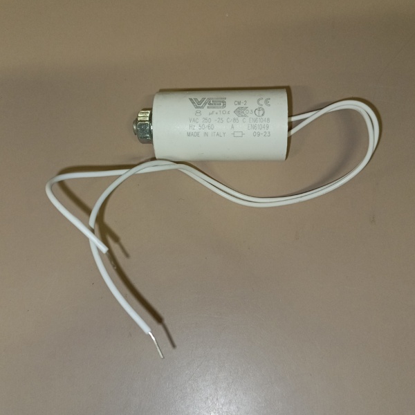 Конденсатор Vossloh Schwabe емкостью в 8 мкФ на 250 Вольт с выводами для подключения длиной 250 мм и крепежным болтом М8х10