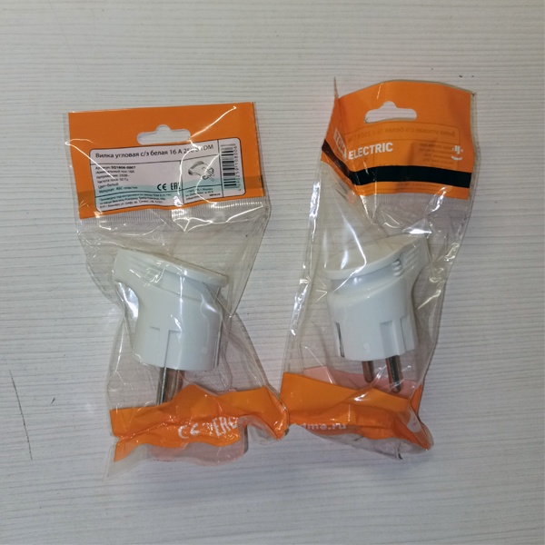 Белая электрическая вилка с боковым подключением и заземляющим контактом 16 Ампер, ТДМ