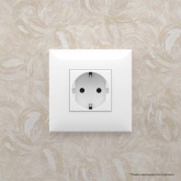 Розетка в стену DKC Avanti 2P+E со шторками белое облако