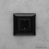 Розетка в стену DKC Avanti 2P+E со шторками черный квадрат