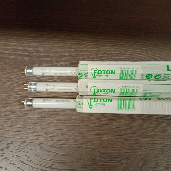 Двухцокольная лампа-трубка люминесцентная ЛЛ Т4 мощностью 24 Вт с цоколем G5 синего света для ЭПРА