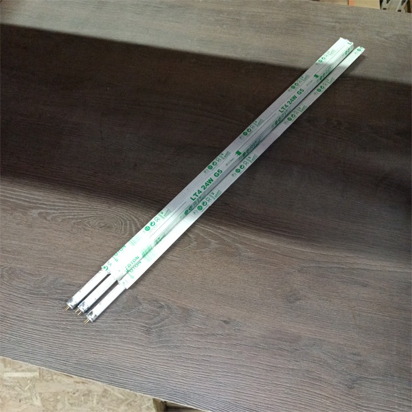 Двухцокольная лампа-трубка люминесцентная ЛЛ Т4 мощностью 24 Вт с цоколем G5 синего света для ЭПРА