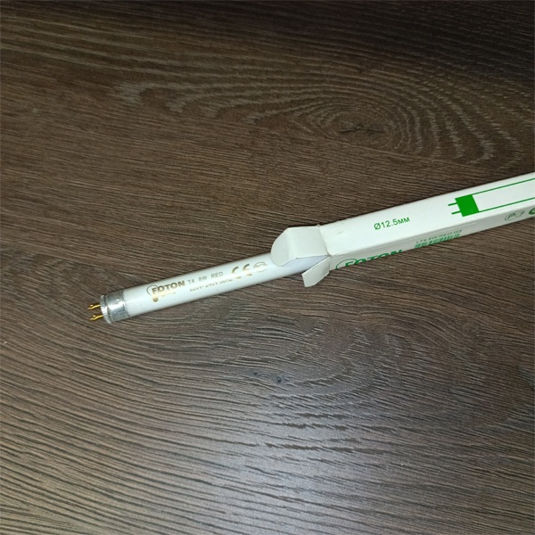 Двухцокольная лампа-трубка люминесцентная ЛЛ Т4 мощностью 8 Вт с цоколем G5 красного света для ЭПРА