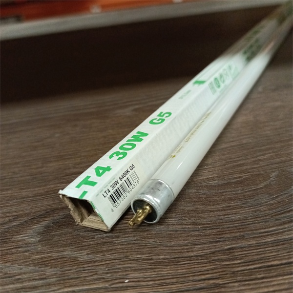 Двухцокольная лампа-трубка люминесцентная ЛЛ Т4 мощностью 30 Вт с цоколем G5 холодного света для ЭПРА