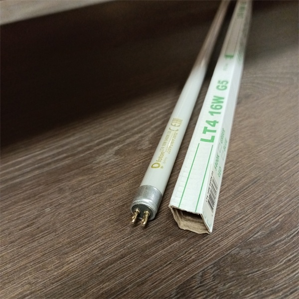 Двухцокольная лампа-трубка люминесцентная ЛЛ Т4 мощностью 16 Вт с цоколем G5 холодного света для ЭПРА