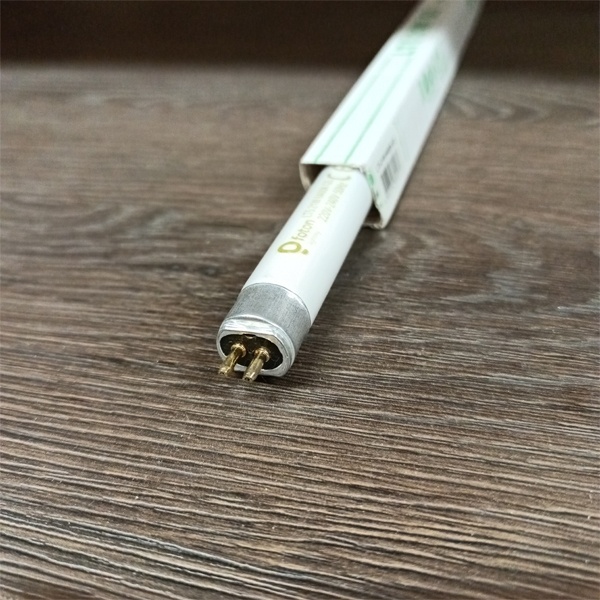 Двухцокольная лампа-трубка люминесцентная ЛЛ Т5 мощностью 21 Вт с цоколем G5 холодного света для ЭПРА