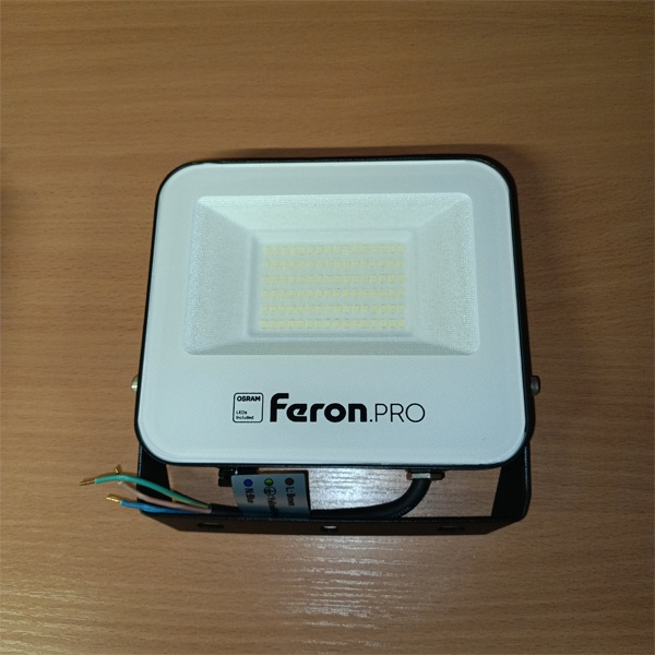 Пылевлагозащищеный алюминевый прожектор светодиодный многоматричный с монтажным креплением на кронштейн, Feron LL-1000, черного цвета, мощностью 50 Ватт, холодного белого света.