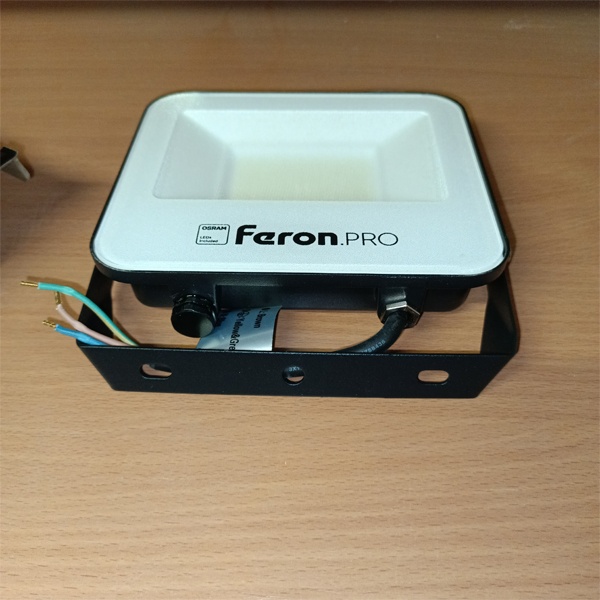 Пылевлагозащищеный алюминевый прожектор светодиодный многоматричный с монтажным креплением на кронштейн, Feron LL-1000, черного цвета, мощностью 50 Ватт, холодного белого света.