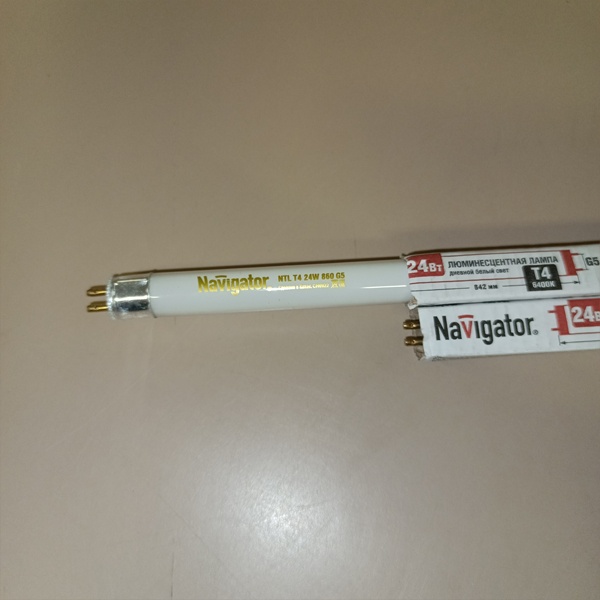 Двухцокольная лампа-трубка люминесцентная ЛЛ Т4 мощностью 24 Вт с цоколем G5 холодного света для ЭПРА
