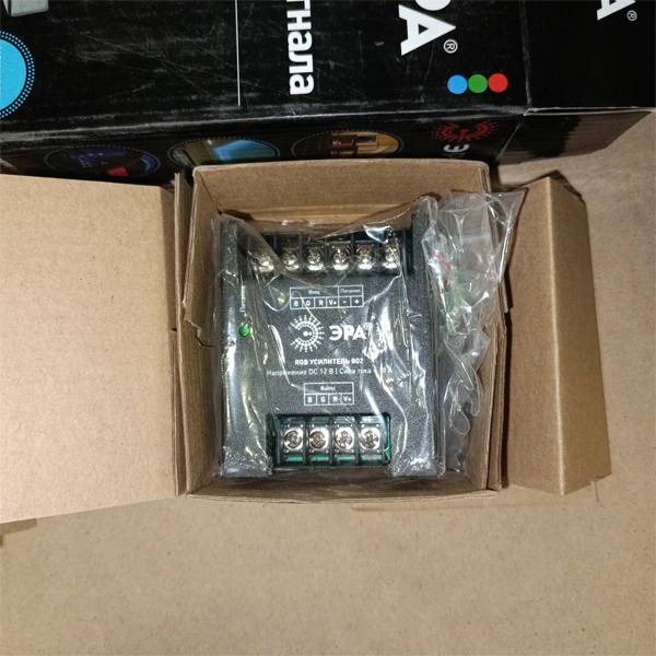 Усилитель сигнала для контроллеров RGB-лент Напряжение подключаемых лент 12 Вольт, мощностью 216 Ватт