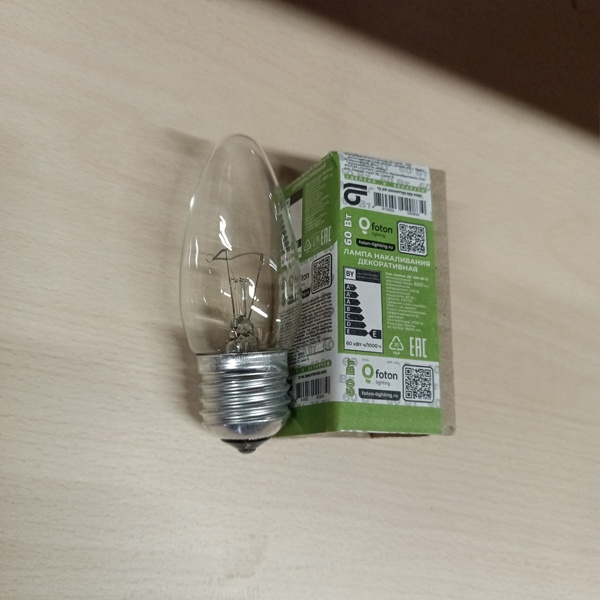 Обычная вольфрамовая лампа формы свеча мощностью 60 Вт на 220 Вольт с цоколем E27 общего назначения