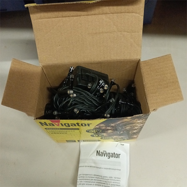 Светодиодная гирлянда Navigator Нить длиной 9.5 метра с проводом из черного каучука, теплый белый цвет светодиодов , 8 режимов свечения, 230 Вольт.