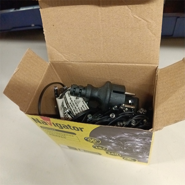 Светодиодная гирлянда Navigator Нить длиной 15.5 метра с проводом из черного каучука, белый цвет светодиодов , 8 режимов свечения, 230 Вольт.