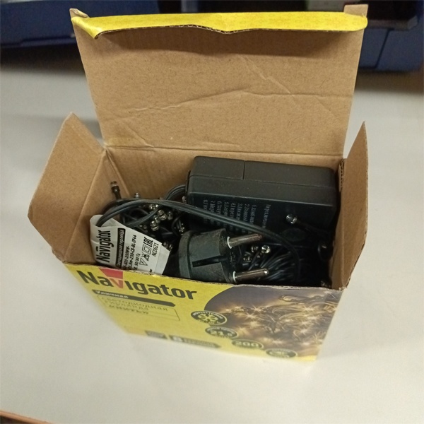 Светодиодная гирлянда Navigator Нить длиной 21.5 метра с проводом из черного каучука, теплый белый цвет светодиодов , 8 режимов свечения, 230 Вольт.