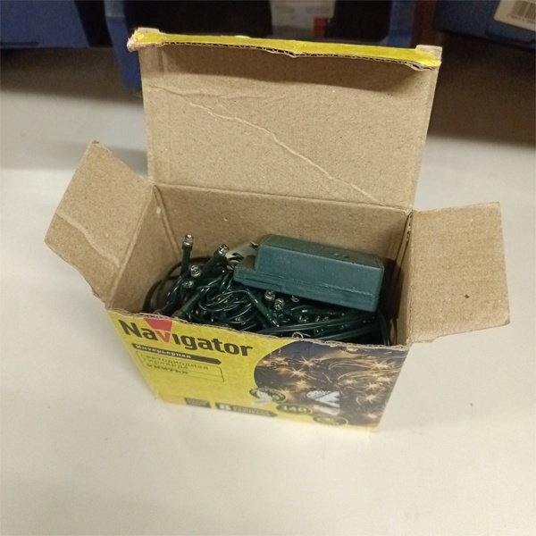 Светодиодная гирлянда Navigator Нить длиной 8.5 метра с зеленым ПВХ проводом, теплый белый цвет светодиодов , 8 режимов свечения, 230 Вольт.