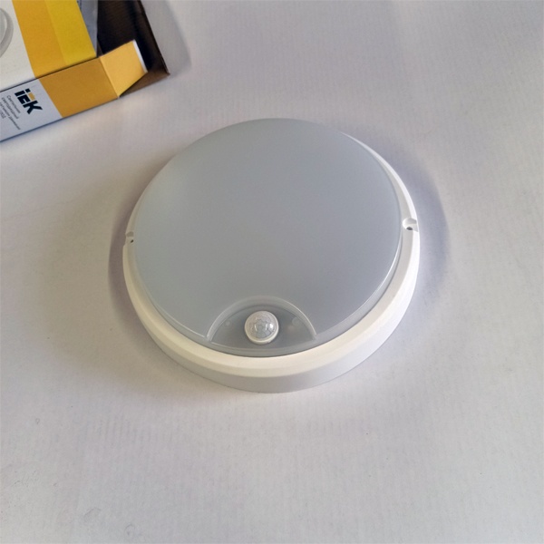 Светильник светодиодный ИЭК с инфракрасным датчиком движения, мощностью 12 Ватт, нейтральный белый свет