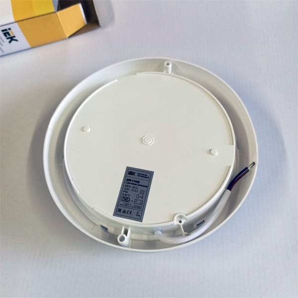 Светильник светодиодный ИЭК с инфракрасным датчиком движения, мощностью 12 Ватт, нейтральный белый свет