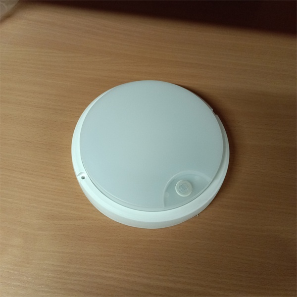 Светильник светодиодный ИЭК с инфракрасным датчиком движения, мощностью 12 Ватт, нейтральный белый свет