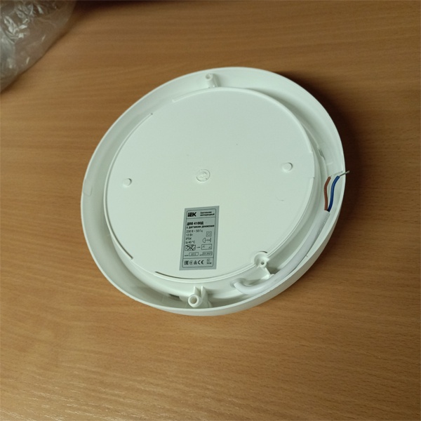 Светильник светодиодный ИЭК с инфракрасным датчиком движения, мощностью 12 Ватт, нейтральный белый свет