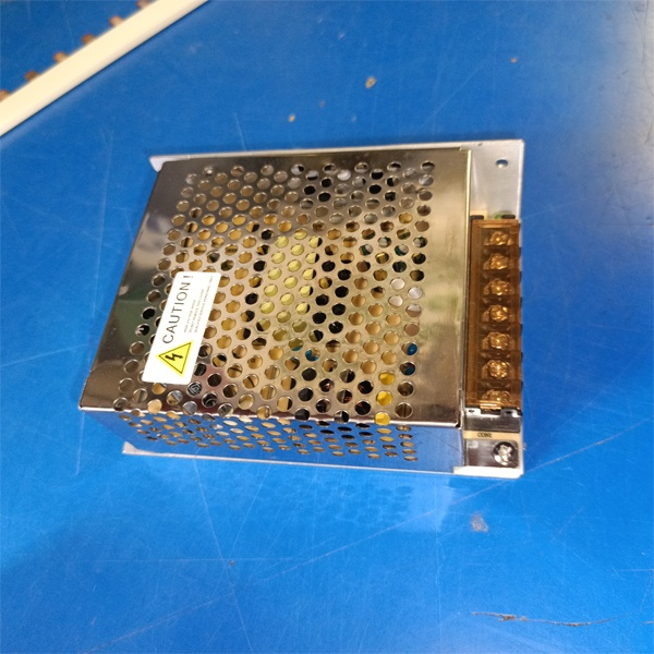 Драйвер ЭРА для подключения светодиодной ленты к сети питания, мощностью 100 Ватт