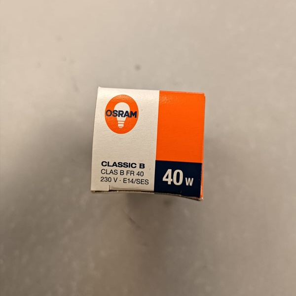 Обычная вольфрамовая лампа формы свеча мощностью 40 Вт на 220 Вольт с цоколем E14 миньон общего назначения