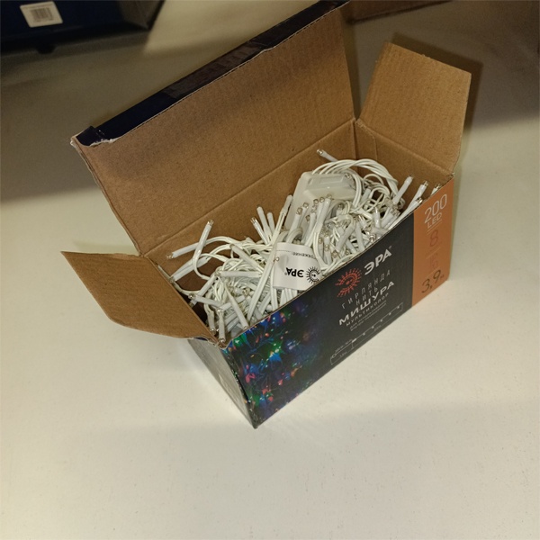 Светодиодная гирлянда Мишура, 3,9 метра (белый провод), 200 LED мультиколор, с контроллером 8 режимов, работа от сети 220 Вольт, ЭРА