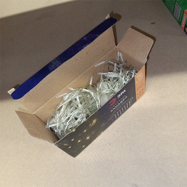 Влагозащищеная (IP44) светодиодная гирлянда Эра Занавес размером 2x2 метра, 96 светодиодов, теплый свет.