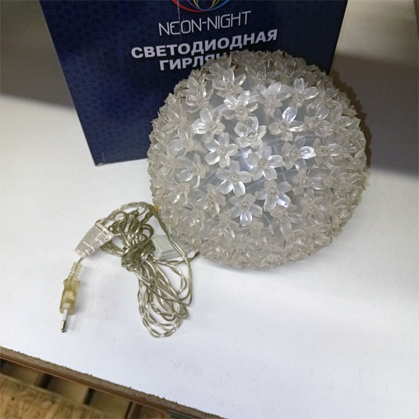 Светодиодная, подвесная интерьерная фигура шар с лепестками Сакуры, цвет свечения синий