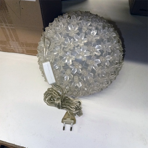 Светодиодная, подвесная интерьерная фигура шар с лепестками Сакуры, цвет свечения синий