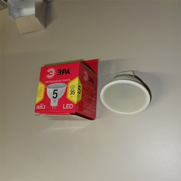 Энергосберегающая LED лампочка для точечных светильников, мощностью 5 Вт, с цоколем GU5.3 теплый свет