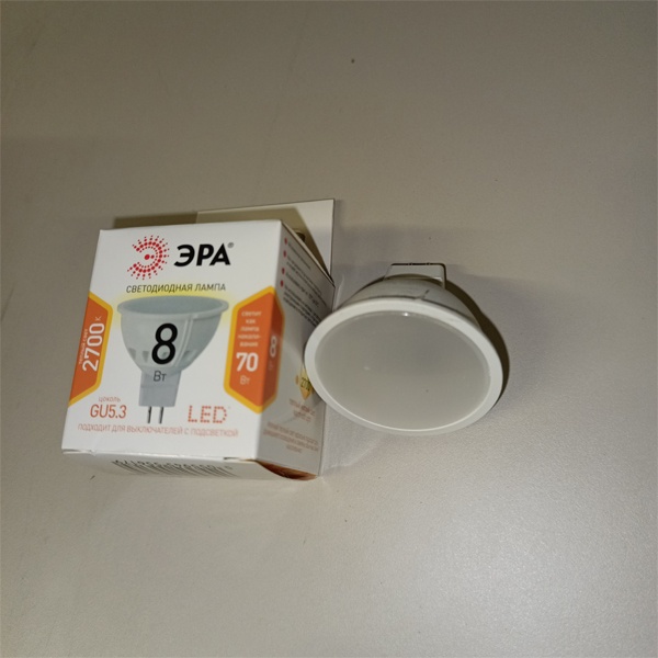 Энергосберегающая LED лампочка для точечных светильников, мощностью 8 Вт, с цоколем GU5.3 теплый свет