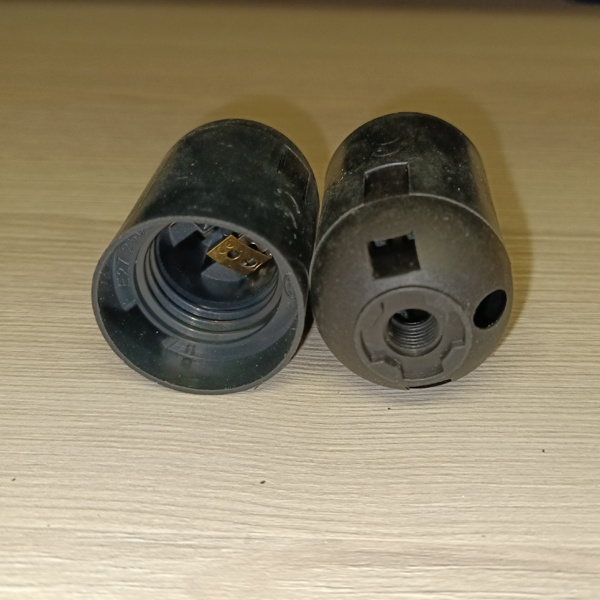 Патрон пластиковый ТДМ подвесного монтажа под лампы с цоколем E27, черного цвета