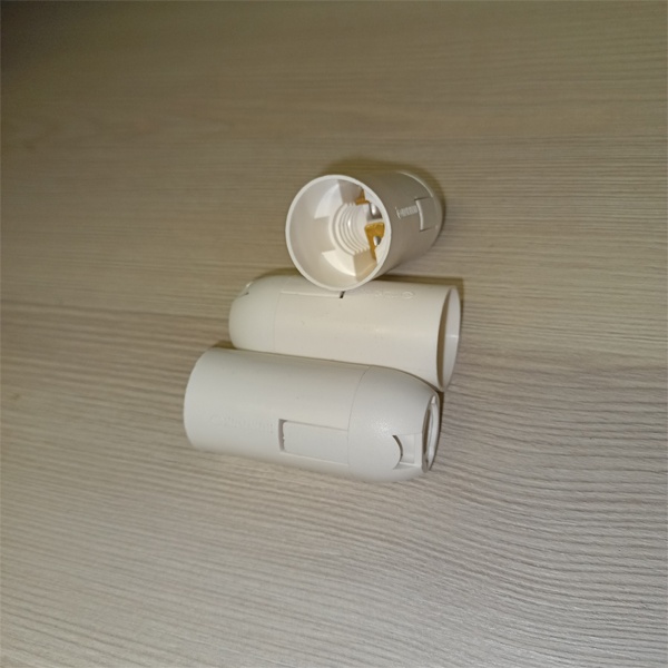 Патрон пластиковый ТДМ подвесного монтажа под лампы с цоколем E14, белого цвета