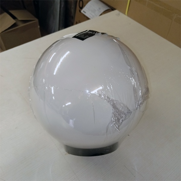 Уличный светильник Шар диаметром 300 мм для монтажа на столб, под лампу с цоколем Е27 мощностью до 100 Ватт, молочно-белого цвета