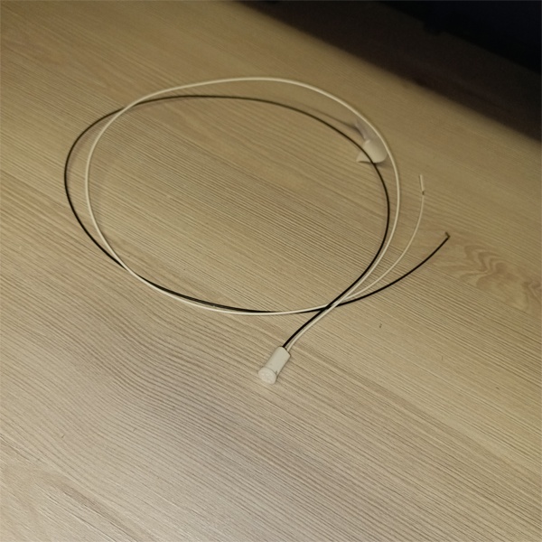 Керамический патрон для ламп G4 с проводом 700 мм для светодиодных и галогенных ламп мощностью до 100 Вт, Ферон.