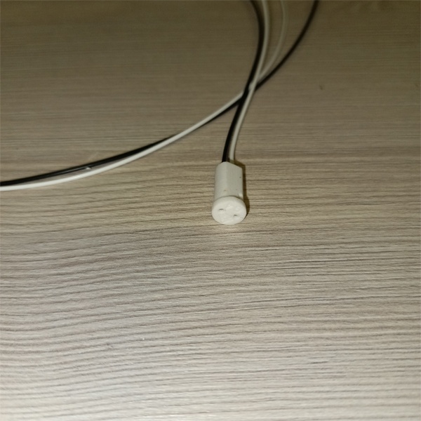 Керамический патрон для ламп G4 с проводом 700 мм для светодиодных и галогенных ламп мощностью до 100 Вт, Ферон.