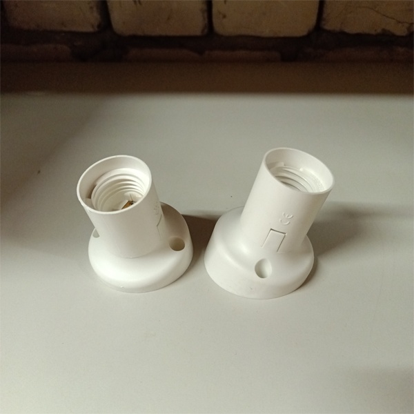 Патрон пластиковый ТДМ настенного монтажа с наклоном, под лампы с цоколем E27, белого цвета