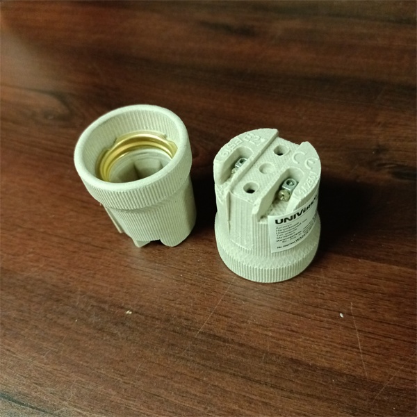 Керамический патрон Е27 для ламп накаливания.