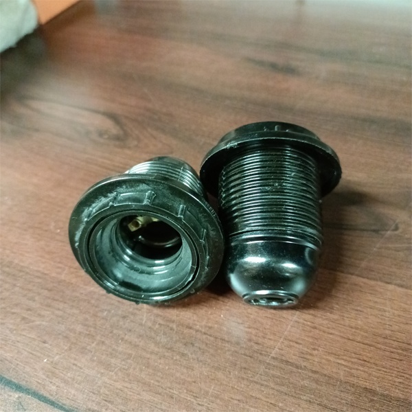 Карболитовый патрон Е27 с прижимным кольцом для ламп накаливания.