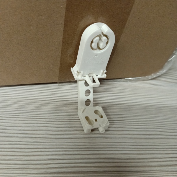 Сквозной патрон G13 со стартеродержателем и боковыми защёлками без стопора для линейных люминесцентных ламп Т8.