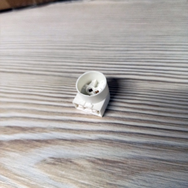 Накидной патрон G5 для линейных люминесцентных ламп Т5.