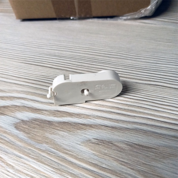 Торцевой патрон G13 со стартеродержателем на защёлках для линейных люминесцентных ламп Т8.