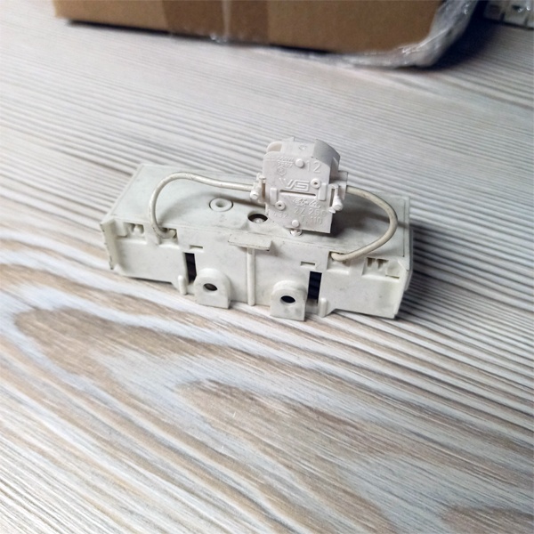 Патрон 2G10 со стартеродержателем для компактных люминесцентных ламп.