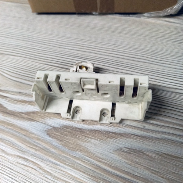 Патрон 2G10 со стартеродержателем для компактных люминесцентных ламп.