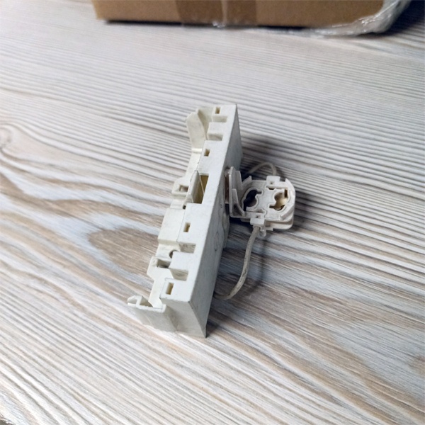 Патрон 2G10 со стартеродержателем для компактных люминесцентных ламп.