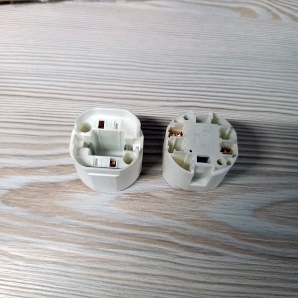 Патрон G24d-1/GX24d-1 в форме цилиндра для компактных люминесцентных ламп.