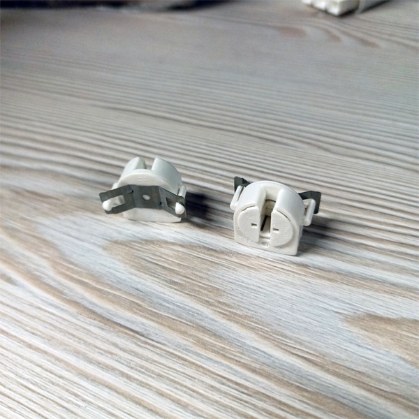 Вращающийся патрон G5 с торцовыми защёлками диаметром 3,8 мм для линейных люминесцентных ламп Т5, с горизонтальной компенсирующей пружиной