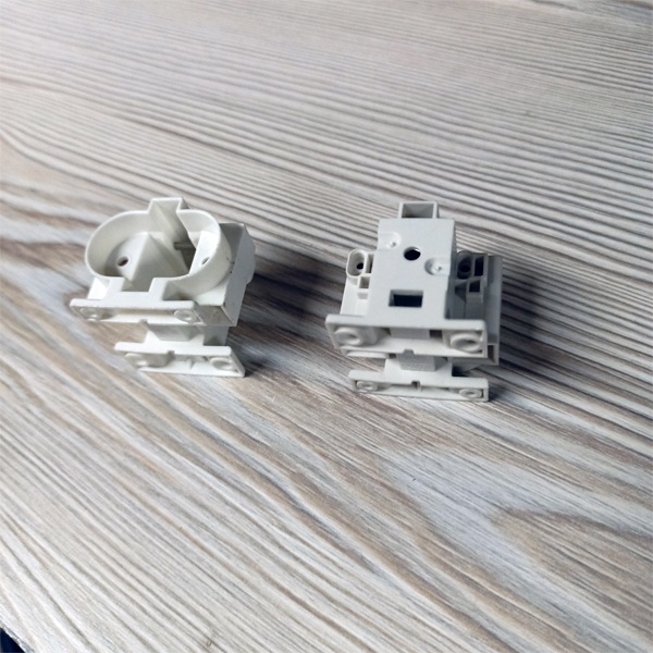 Патрон G23 для компактных люминесцентных ламп с центральным креплением под винт М3 и боковыми креплениями под винт М4 и под саморезы.