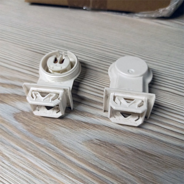 Одинарный патрон G5 со степенью защиты IP65 и защелками (система 151) для линейных люминесцентных ламп Т5.